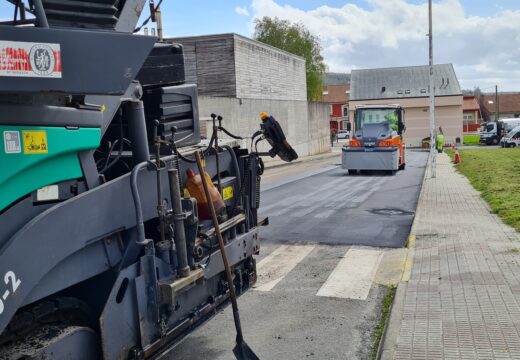 O concello renova o pavimento na rúa Lino Gómez da Laracha